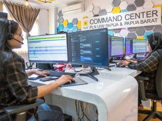 Petugas Command Center melakukan monitoring keluhan dan pengaduan pelanggan yang dipantau serta dikelola secara real time. (Foto dok: PLN UIW Papua dan Papua Barat)