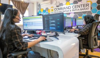 Petugas Command Center melakukan monitoring keluhan dan pengaduan pelanggan yang dipantau serta dikelola secara real time. (Foto dok: PLN UIW Papua dan Papua Barat)