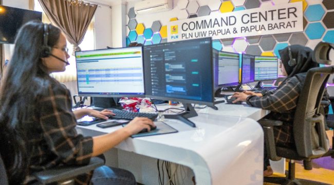 Petugas Command Center melakukan monitoring keluhan dan pengaduan pelanggan yang dipantau serta dikelola secara real time. (Foto dok: PLN UIW Papua dan Papua Barat)