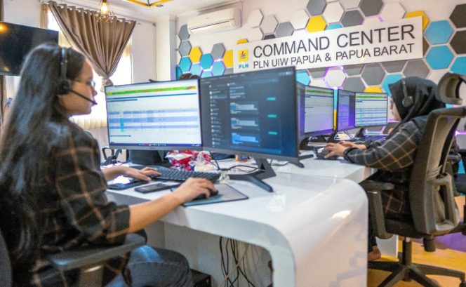 
					Petugas Command Center melakukan monitoring keluhan dan pengaduan pelanggan yang dipantau serta dikelola secara real time. (Foto dok: PLN UIW Papua dan Papua Barat)