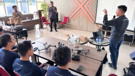Suasana pelatihan mempelajari materi teknik pengoperasian, prosedur keselamatan penerbangan, dan pemetaan melalui penjelasan instruktur Drone Pilot Academy (DPA). (Foto dok: PLN)