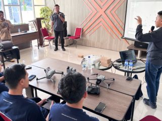 Suasana pelatihan mempelajari materi teknik pengoperasian, prosedur keselamatan penerbangan, dan pemetaan melalui penjelasan instruktur Drone Pilot Academy (DPA). (Foto dok: PLN)
