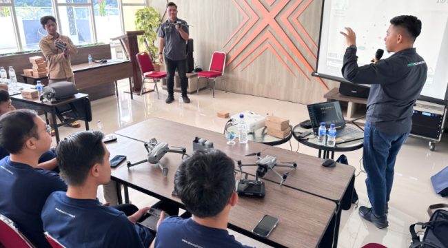 Suasana pelatihan mempelajari materi teknik pengoperasian, prosedur keselamatan penerbangan, dan pemetaan melalui penjelasan instruktur Drone Pilot Academy (DPA). (Foto dok: PLN)
