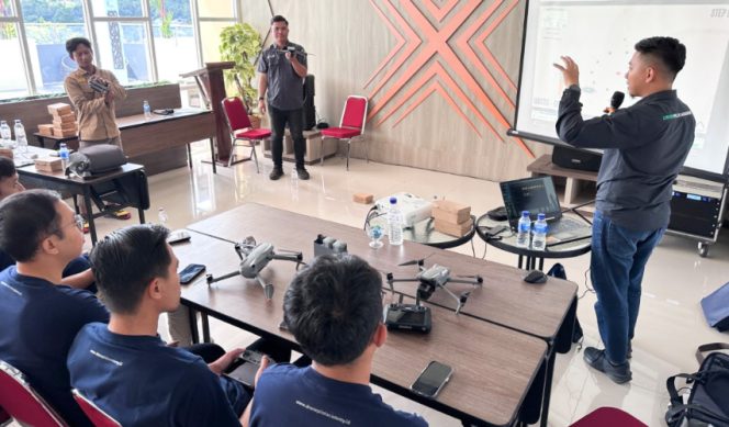 
					Suasana pelatihan mempelajari materi teknik pengoperasian, prosedur keselamatan penerbangan, dan pemetaan melalui penjelasan instruktur Drone Pilot Academy (DPA). (Foto dok: PLN)