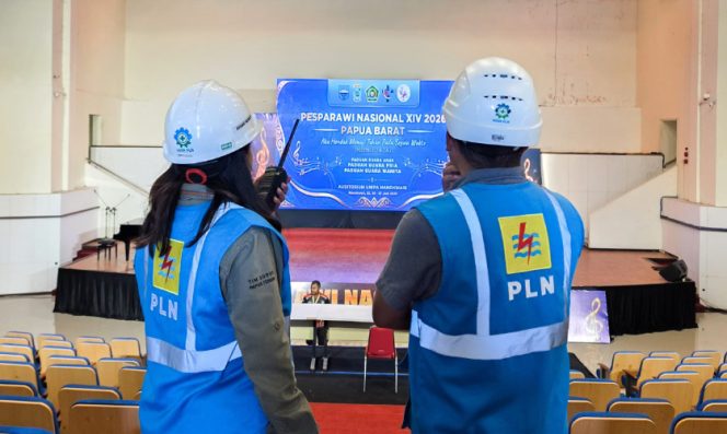 
					Petugas PLN melakukan pemantauan dan koordinasi kesiapan kelistrikan langsung dari dalam Auditorium UNIPA Manokwari menjelang pelaksanaan Pesparawi Nasional XIV 2026 di Papua Barat. (Foto dok: PLN)