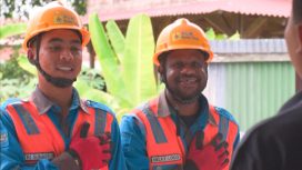Petugas Pelayanan Teknik (Yantek) PLN UIW Papua dan Papua Barat menyapa warga dengan ramah sebelum melakukan pengecekan jaringan. (Foto dok