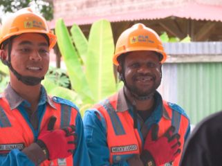 Petugas Pelayanan Teknik (Yantek) PLN UIW Papua dan Papua Barat menyapa warga dengan ramah sebelum melakukan pengecekan jaringan. (Foto dok
