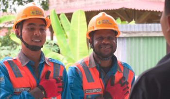 Petugas Pelayanan Teknik (Yantek) PLN UIW Papua dan Papua Barat menyapa warga dengan ramah sebelum melakukan pengecekan jaringan. (Foto dok