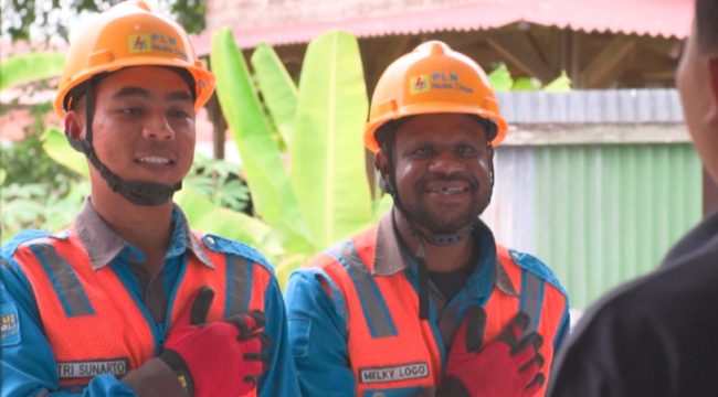 Petugas Pelayanan Teknik (Yantek) PLN UIW Papua dan Papua Barat menyapa warga dengan ramah sebelum melakukan pengecekan jaringan. (Foto dok
