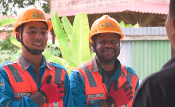 
					Petugas Pelayanan Teknik (Yantek) PLN UIW Papua dan Papua Barat menyapa warga dengan ramah sebelum melakukan pengecekan jaringan. (Foto dok