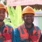Petugas Pelayanan Teknik (Yantek) PLN UIW Papua dan Papua Barat menyapa warga dengan ramah sebelum melakukan pengecekan jaringan. (Foto dok