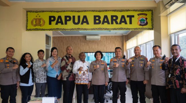 Foto bersama dalam pertemuan PLN UIW Papua dan Papua Barat dengan Polda Papua Barat. (Foto dok: PLN UIW Papua dan Papua Barat) 