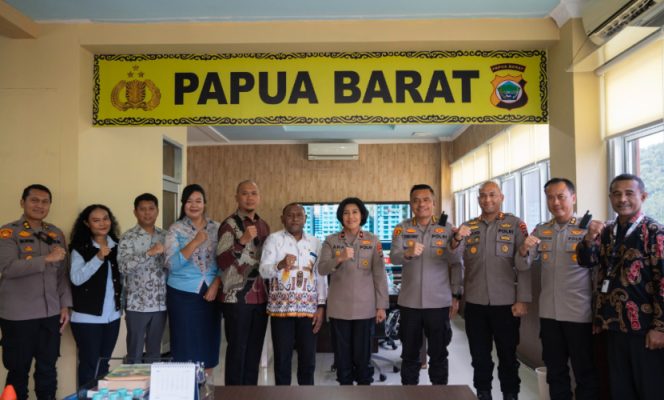 
					Foto bersama dalam pertemuan PLN UIW Papua dan Papua Barat dengan Polda Papua Barat. (Foto dok: PLN UIW Papua dan Papua Barat) 