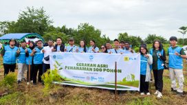 PT PLN (Persero) menghijaukan ruang publik dengan menanam 500 bibit pohon jenis Ketapang Kencana dan Pucuk Merah di sepanjang Jalan Kontainer, Kabupaten Sorong, Papua Barat Daya. (Foto dok: PLN) 