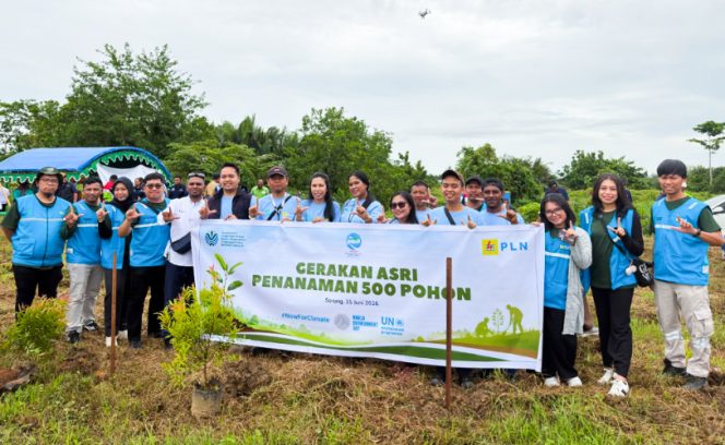 
					PT PLN (Persero) menghijaukan ruang publik dengan menanam 500 bibit pohon jenis Ketapang Kencana dan Pucuk Merah di sepanjang Jalan Kontainer, Kabupaten Sorong, Papua Barat Daya. (Foto dok: PLN) 