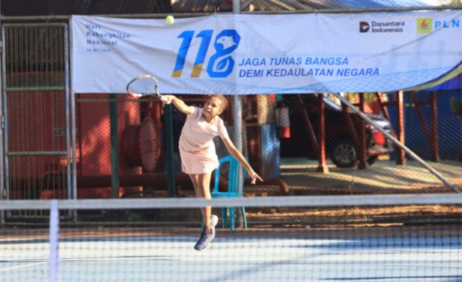 
					Perkuat sinergi lintas instansi, PLN kenalkan aplikasi PLN Mobile lewat Turnamen Tenis di Merauke. (Foto dok: PLN)