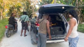 Saat pelaku dtangkap dan dimasukkan ke mobil. Pelaku telah diserahkan ke Penyidik Satreskrim Polres Keerom untuk jalani proses hukum lebih lanjut. (Foto dok: Polres Keerom)
