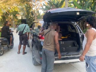 Saat pelaku dtangkap dan dimasukkan ke mobil. Pelaku telah diserahkan ke Penyidik Satreskrim Polres Keerom untuk jalani proses hukum lebih lanjut. (Foto dok: Polres Keerom)
