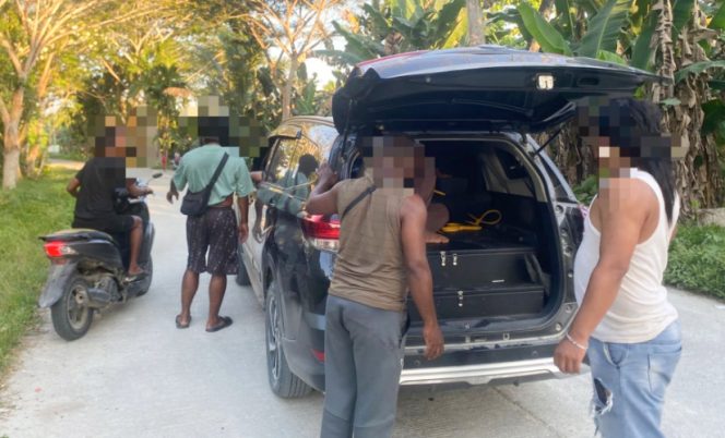 
					Saat pelaku dtangkap dan dimasukkan ke mobil. Pelaku telah diserahkan ke Penyidik Satreskrim Polres Keerom untuk jalani proses hukum lebih lanjut. (Foto dok: Polres Keerom)
