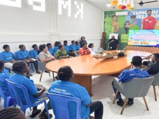 SVP Sustainable Development PTFI Nathan Kum membuka pelatihan pengolahan makanan berbahan pangan lokal di Rumah Sagu Keuskupan Timika. (Foto dok: PTFI)
