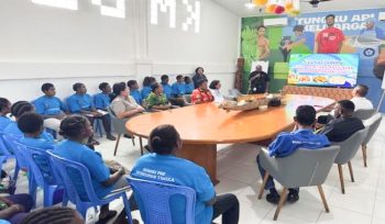 SVP Sustainable Development PTFI Nathan Kum membuka pelatihan pengolahan makanan berbahan pangan lokal di Rumah Sagu Keuskupan Timika. (Foto dok: PTFI)
