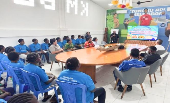 
					SVP Sustainable Development PTFI Nathan Kum membuka pelatihan pengolahan makanan berbahan pangan lokal di Rumah Sagu Keuskupan Timika. (Foto dok: PTFI)
