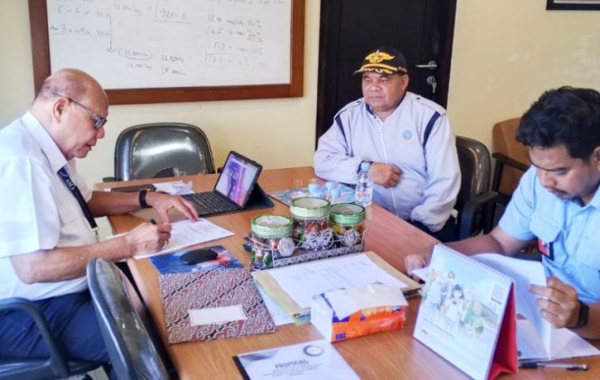 
					Plt. Kadishubkominfo Waropen, Melky Watopa (tengah), saat bertemu pihak maskapai AMA di Jayapura membahas pengoperasian penerbangan perintis dari Bandara Botawa. (Foto: Istimewa)

