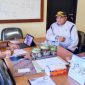Plt. Kadishubkominfo Waropen, Melky Watopa (tengah), saat bertemu pihak maskapai AMA di Jayapura membahas pengoperasian penerbangan perintis dari Bandara Botawa. (Foto: Istimewa)

