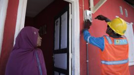 Ilustrasi petugas PLN saat melakukan penyambungan listrik baru. (Foto dok: PLN)