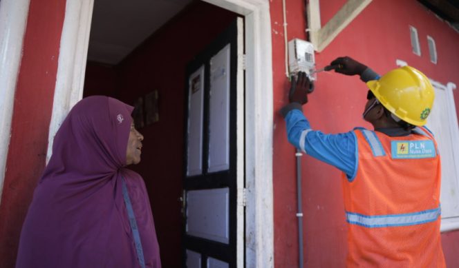 
					Ilustrasi petugas PLN saat melakukan penyambungan listrik baru. (Foto dok: PLN)
