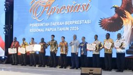 Para kepala daerah menerima penghargaan dalam kegiatan Apresiasi Pemerintah Daerah Berprestasi Regional Papua Tahun 2026 di Kota Jayapura, Papua. (KabarPapua.co/Imelda)