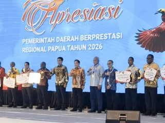 Para kepala daerah menerima penghargaan dalam kegiatan Apresiasi Pemerintah Daerah Berprestasi Regional Papua Tahun 2026 di Kota Jayapura, Papua. (KabarPapua.co/Imelda)