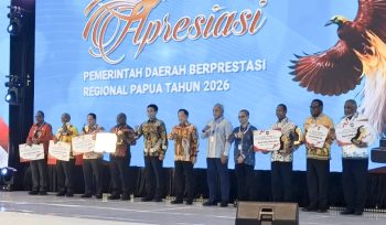 Para kepala daerah menerima penghargaan dalam kegiatan Apresiasi Pemerintah Daerah Berprestasi Regional Papua Tahun 2026 di Kota Jayapura, Papua. (KabarPapua.co/Imelda)