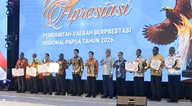 Para kepala daerah menerima penghargaan dalam kegiatan Apresiasi Pemerintah Daerah Berprestasi Regional Papua Tahun 2026 di Kota Jayapura, Papua. (KabarPapua.co/Imelda)