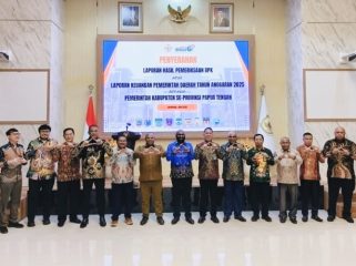 Berfoto bersama usai menerima Opini WTP atas LKPD TA 2025. (Foto dok: Diskominfo Kabupaten Puncak)