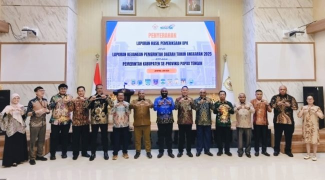 Berfoto bersama usai menerima Opini WTP atas LKPD TA 2025. (Foto dok: Diskominfo Kabupaten Puncak)