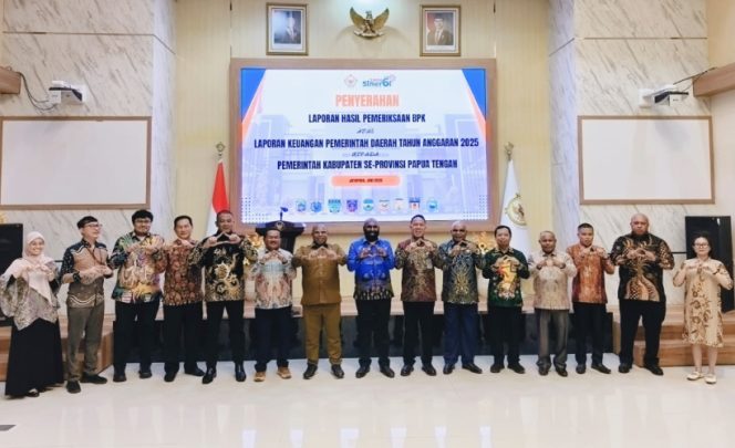 
					Berfoto bersama usai menerima Opini WTP atas LKPD TA 2025. (Foto dok: Diskominfo Kabupaten Puncak)