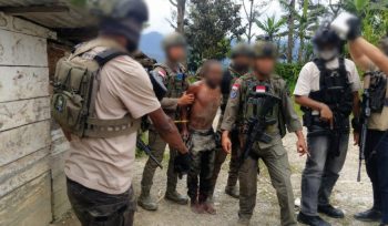 Saat Satgas Operasi Damai Cartenz 2026 tangkap PP (25) terduga miliki keterkaitan dengan KKB Intan Jaya. (Foto dok: Satgas Operasi Damai Cartenz 2026)