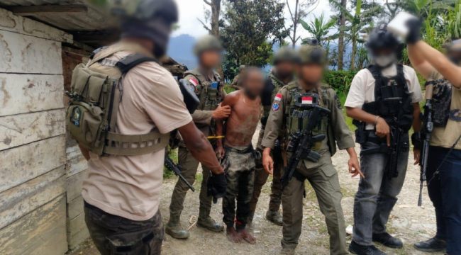 Saat Satgas Operasi Damai Cartenz 2026 tangkap PP (25) terduga miliki keterkaitan dengan KKB Intan Jaya. (Foto dok: Satgas Operasi Damai Cartenz 2026)