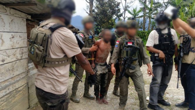 
					Saat Satgas Operasi Damai Cartenz 2026 tangkap PP (25) terduga miliki keterkaitan dengan KKB Intan Jaya. (Foto dok: Satgas Operasi Damai Cartenz 2026)