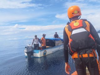 Tim SAR Gabungan melakukan pencarian menggunakan Rescue Carrier. Operasi pencarian melibatkan unsur Kantor SAR Manokwari, Unit Siaga SAR Teluk Wondama, Polairud Polres Teluk Wondama, KPLP Wasior, PT Pelni, BPBD setempat, serta masyarakat lokal. (Foto dok: IST)