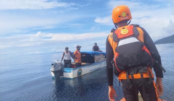 Tim SAR Gabungan melakukan pencarian menggunakan Rescue Carrier. Operasi pencarian melibatkan unsur Kantor SAR Manokwari, Unit Siaga SAR Teluk Wondama, Polairud Polres Teluk Wondama, KPLP Wasior, PT Pelni, BPBD setempat, serta masyarakat lokal. (Foto dok: IST)