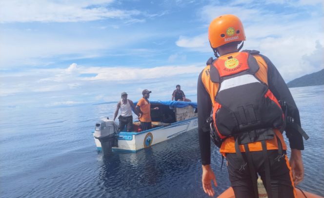 
					Tim SAR Gabungan melakukan pencarian menggunakan Rescue Carrier. Operasi pencarian melibatkan unsur Kantor SAR Manokwari, Unit Siaga SAR Teluk Wondama, Polairud Polres Teluk Wondama, KPLP Wasior, PT Pelni, BPBD setempat, serta masyarakat lokal. (Foto dok: IST)