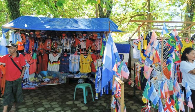 
					Para pedagang jersey dan merchandise timnas negara peserta Piala Dunia 2026 di Pantai Maf Nabire. (KabarPapua.co/Agies Pranoto)