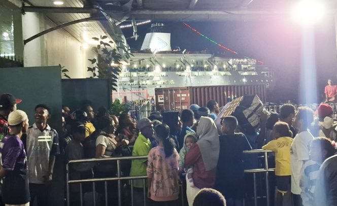 
					Suasana arus penumpang di Pelabuhan Domine Izak Samuel Kijne Serui, Minggu malam, 14 Juni 2026. (KabarPapua.co/Ainun Faathirjal)
