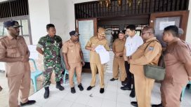 Pengecekan stok beras di Kelurahan Serui Kota oleh Bupati Kepulauan Yapen Benyamin Arisoy. (KabarPapua.co/Ainun Faathirjal)
