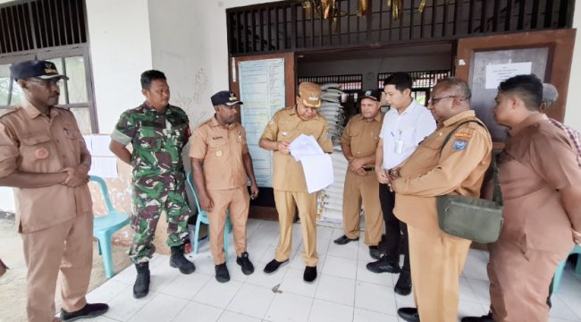 Pengecekan stok beras di Kelurahan Serui Kota oleh Bupati Kepulauan Yapen Benyamin Arisoy. (KabarPapua.co/Ainun Faathirjal)