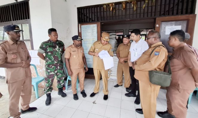 
					Pengecekan stok beras di Kelurahan Serui Kota oleh Bupati Kepulauan Yapen Benyamin Arisoy. (KabarPapua.co/Ainun Faathirjal)
