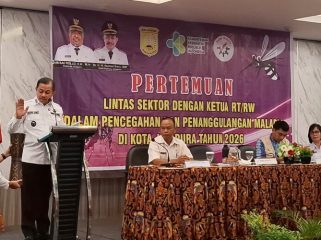 Saat Wakil Wali Kota Jayapura Rustan Saru membuka resmi Pertemuan Lintas Sektor dengan Ketua RT/RW dalam Pencegahan dan Penanggulangan Malaria di Kota Jayapura Tahun 2026, Kota Jayapura, Papua, Rabu, 24 Juni 2026. (KabarPapua.co/Imelda)