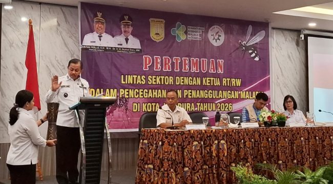 Saat Wakil Wali Kota Jayapura Rustan Saru membuka resmi Pertemuan Lintas Sektor dengan Ketua RT/RW dalam Pencegahan dan Penanggulangan Malaria di Kota Jayapura Tahun 2026, Kota Jayapura, Papua, Rabu, 24 Juni 2026. (KabarPapua.co/Imelda)